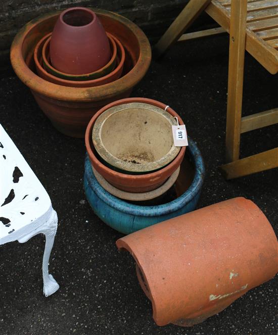 Qty of garden pots(-)